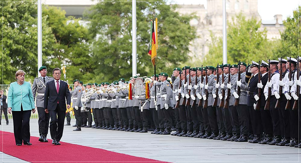문재인 대통령이 메르켈 총리와 함께 의장대를 사열하고 있다.