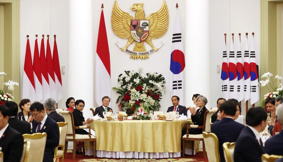 문재인 대통령과 조코 위도도 인도네시아 대통령이 각국 참모들과 함께 자리하고 있는 모습이다.