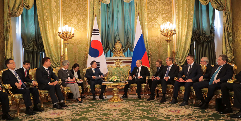 문재인 대통령과 블라디미르 푸틴 러시아연방 대통령이 정상회담을 진행하고 있다.