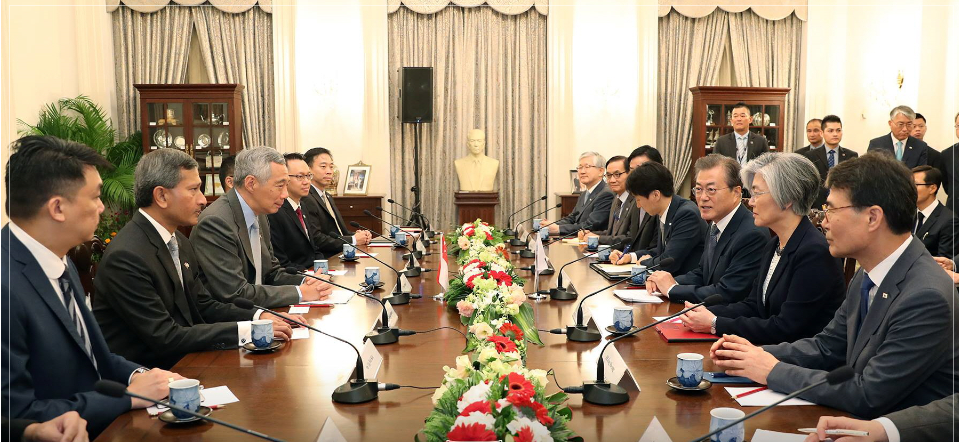 문재인 대통령과 리센룽 총리가 주도하는 양국 확대 정상회담이 진행되고 있다.