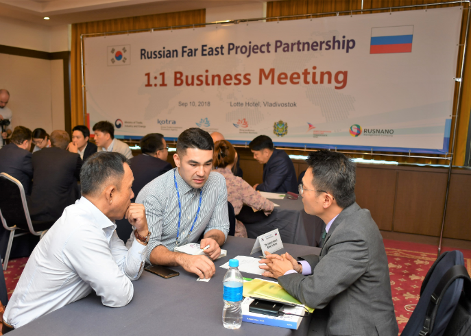 현지시간 10일 블라디보스톡 롯데호텔에서 양국 기업인 100여명이 참가한 가운데 열린 '극동러 프로젝트 파트너십'에서 한국 참가 기업과 현지 기업이 1:1 비즈니스 상담을 하고 있다