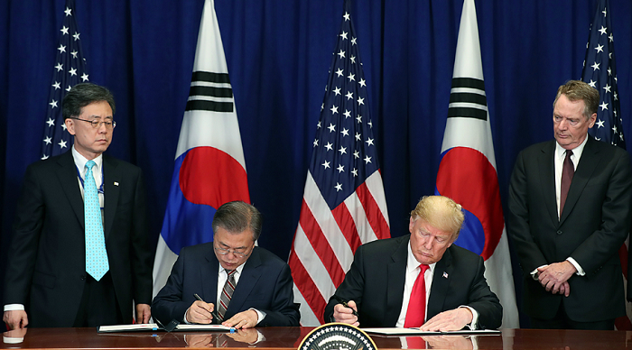 문재인 대통령과 미국의 도널드 트럼프 대통령이 한·미 FTA에 서명하고 있다.