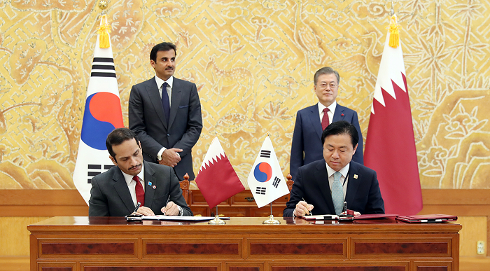 한국과 카타르 간 수산·양식분야 협력, 해기사면허 인정, 항만 협력을 약속하는 양해각서에 서명하는 모습.