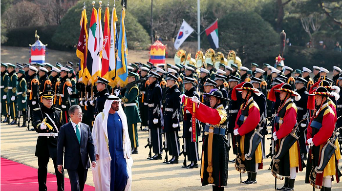 문재인 대통령이 우리나라를 공식 방문 중인 모하메드 빈 자이드 알-나흐얀 아부다비 왕세제 겸 UAE 통합군 부총사령관과 함께 걷고 있다.