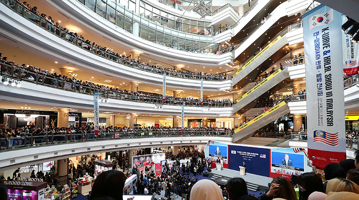 말레이시아를 국빈 방문한 문재인 대통령이 쿠알라룸푸르 원우타마 쇼핑몰에서 열린 한-말레이시아 한류-할랄 전시회를 둘러본 후 우호교류 행사에서 축사하고 있다.