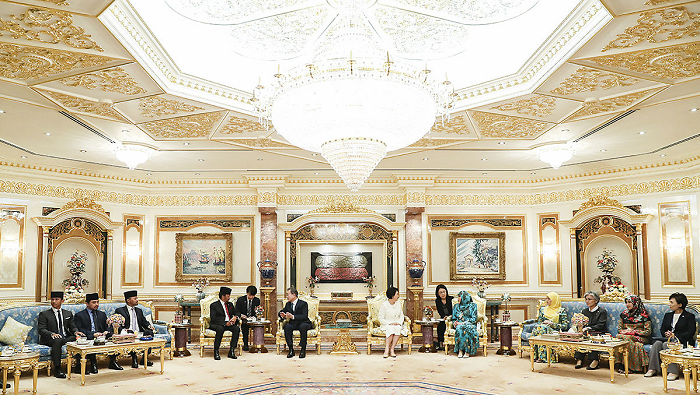 브루나이 누룰 이만 왕궁에서 문재인 대통령과 하싸날 볼키아 국왕이 대화를 나누고 있다.