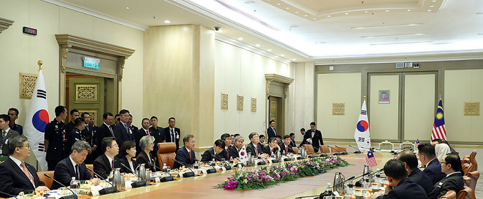 문재인 대통령과 마하티르 총리가 정상 회담을 진행 중이다.