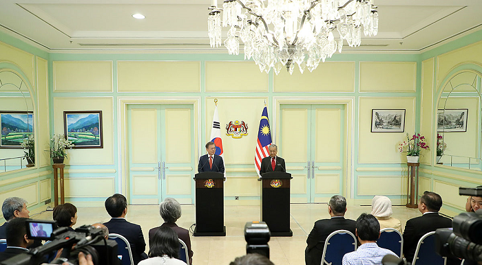 마하티르 총리와 문재인 대통령이 단상에서 이야기하는 모습.