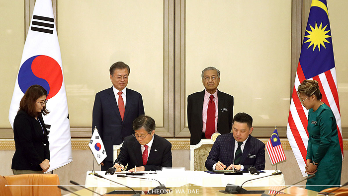 각국 관계자들이 양해각서에 서명하는 모습.