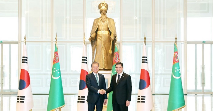 문재인 대통령과 베르디무하메도프 투르크메니스탄 대통령이 악수하는 모습.