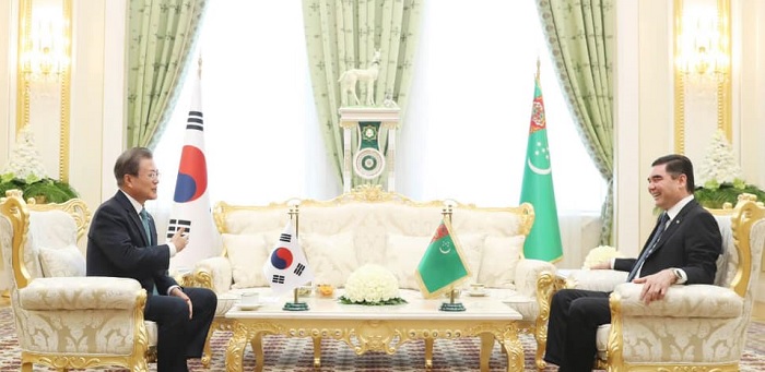 무하메도프 대통령과 문재인 대통령이 대통령궁에서 마주앉아 대화를 나누고 있다.
