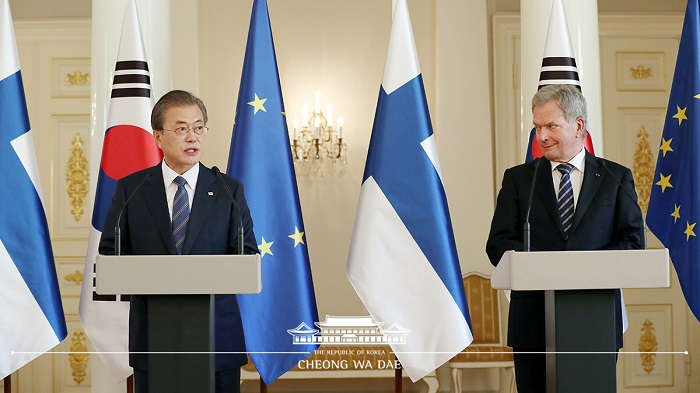 문재인 대통령과 니니스퇴 핀란드 대통령의 정상회담 모습