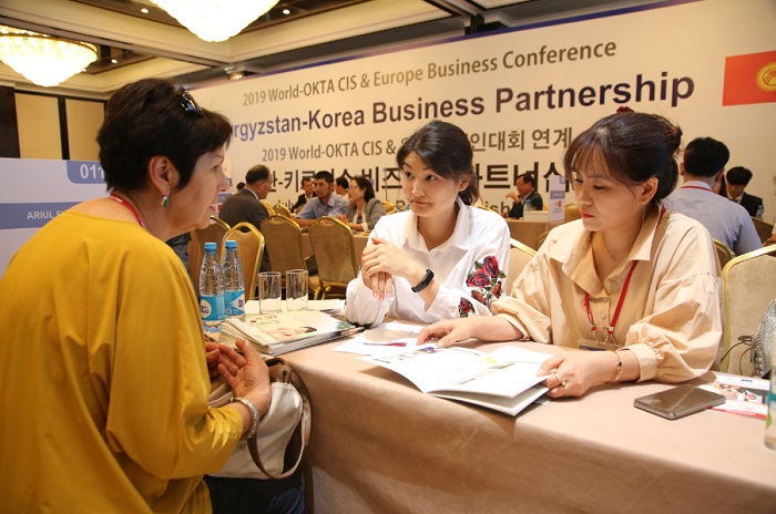 3명의 바이어와 한국기업인이 상담하고 있는 모습