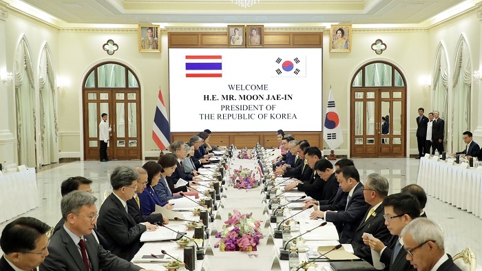 문재인 대통령과 태국 쁘라윳 짠오차 총리가 확대 정상회담을 갖는 모습