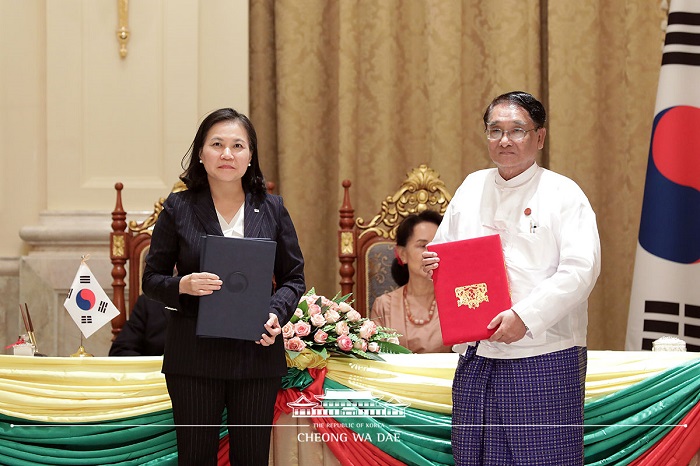 미얀마 네피도 대통령궁에서 유명희 산업통상자원부 통상교섭본부장과 따웅 툰 투자대외경제관계부 장관이 서명후 기념촬영하는 모습
