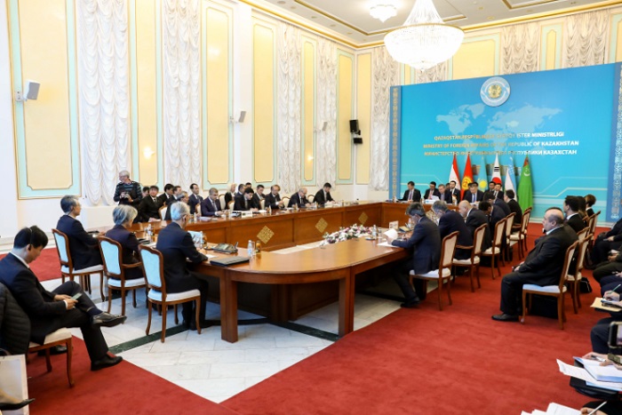 카자흐스탄, 우즈베키스탄, 키르기스스탄, 타지키스탄 외교장관과 중앙아 5개국 정부 대표단과 산하기관 주요 관계자, 학계 인사, 기업인 등 100여명이 참석한 포럼장