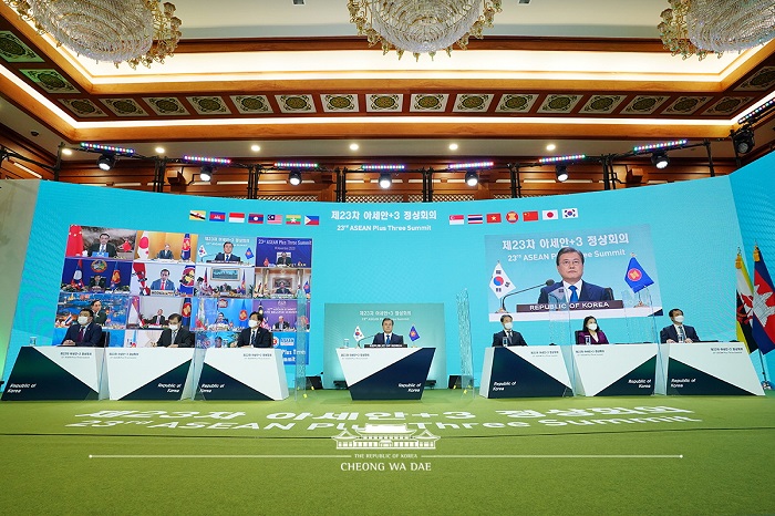 제23차 아세안+3 정상회의에 참석한 문재인 대통령과 한국측 모습